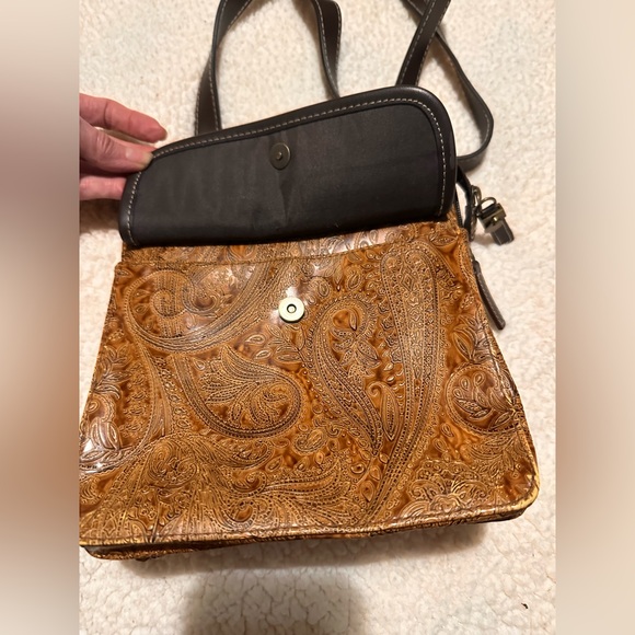 Relic Quality Brand by Fossil tooled faux leather cross body purse vegan - Picture 6 of 16